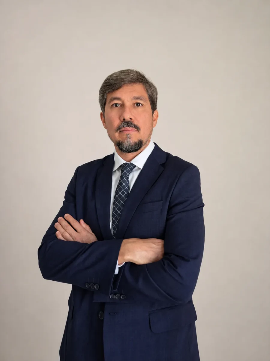 Herbert Fernandes, advogado, de terno azul